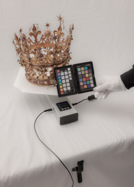 Digitization Expert Dominik Juchung seen in front of a light tent in a side hall of the Mariendom Cathedral in Linz. He is using diffuse light to create even shadows on golden artefacts in order to photograph them from all sides for a later 3D reconstruction of the artefact.